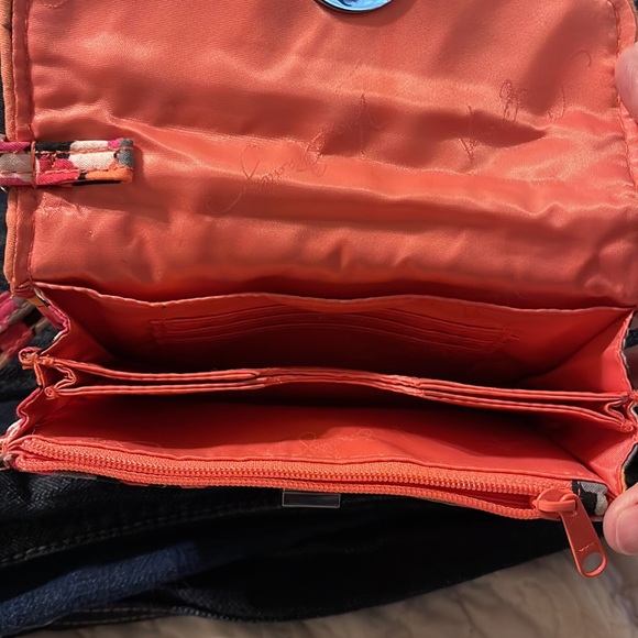 Vera Bradley quilted wristlet 4 interior pockets and 3 card slots and turn lock - Picture 4 of 5